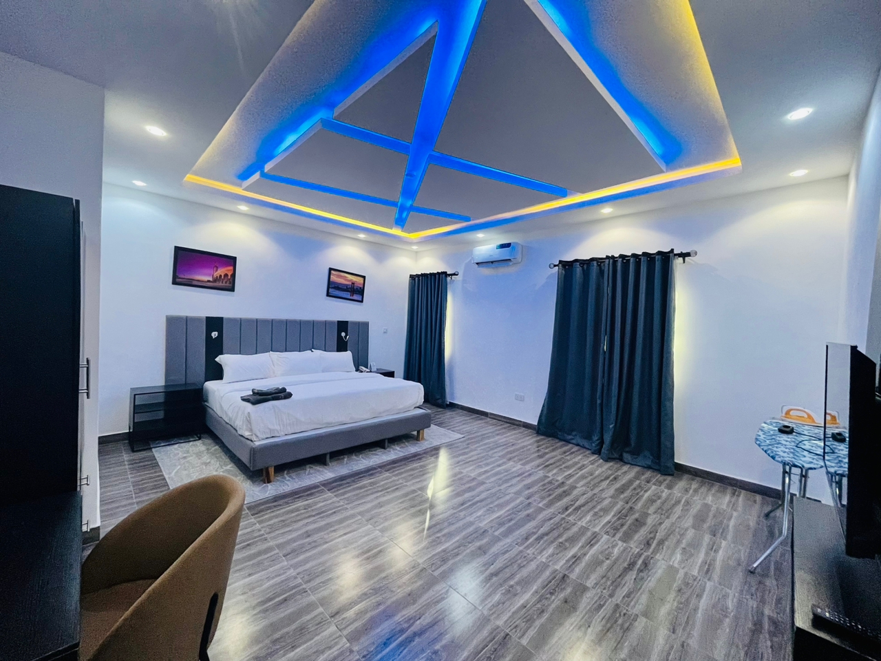 Room 02